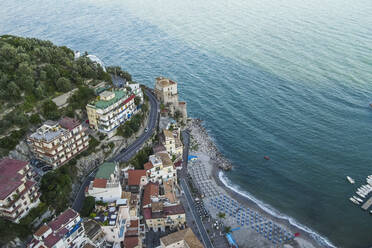 Luftaufnahme der Altstadt von Cetara, einer kleinen Stadt an der Amalfiküste, Salerno, Kampanien, Italien. - AAEF16718