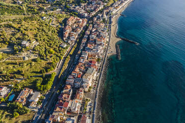 Luftaufnahme des Strandes und der Küstenlinie in Giardini Naxos, Taormina, Sizilien, Italien. - AAEF16729