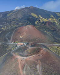 Luftaufnahme von Menschen am Silvestri-Krater auf dem Vulkan Ätna, Catania, Sizilien, Italien. - AAEF16735