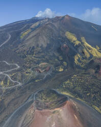 Panoramablick aus der Luft auf die Silvestri-Krater auf dem Vulkan Ätna, Catania, Sizilien, Italien. - AAEF16739