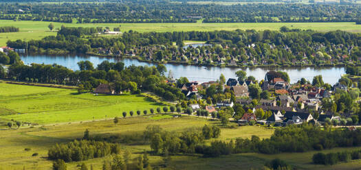 Luftaufnahme des Dorfes Earnewald (Eernewoude) im Nationalpark De Alde Feanen, Friesland, Niederlande. - AAEF16749