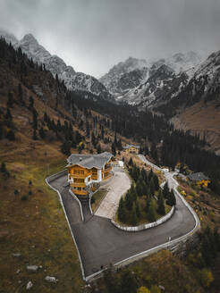 Luftaufnahme einer Hütte im Wald mit Blick auf Almaty, Kasachstan. - AAEF16759