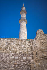 Griechenland, Kreta, Rethymno, Steinmauer und Minarett der historischen Neradje-Moschee - MHF00670