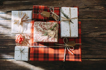 Weihnachtsgeschenke auf Holztisch angeordnet - EGHF00622