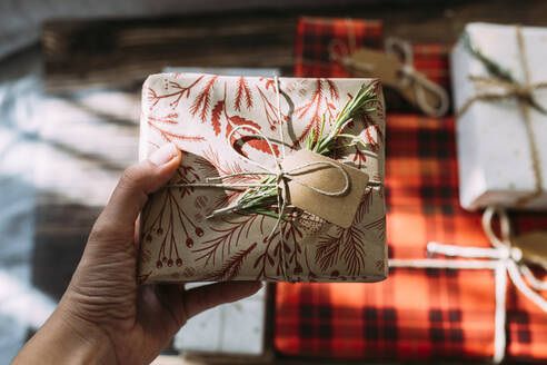 Woman's hand holding Christmas gift - EGHF00623