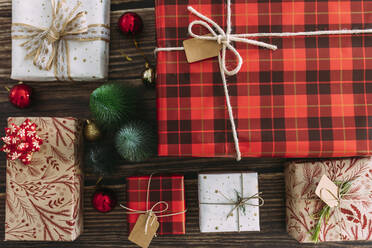 Weihnachtsgeschenke-Boxen auf dem Tisch - EGHF00626
