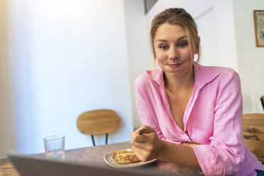 Lächelnder Freelancer mit Laptop am Tisch im Café - JOSEF14752