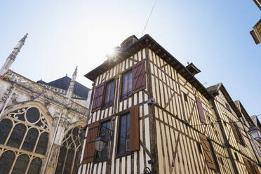 Frankreich, Grand Est, Troyes, Sonnenschein über historischen Fachwerkhäusern - GWF07642