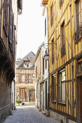 Frankreich, Grand Est, Troyes, Allee zwischen historischen Fachwerkhäusern - GWF07647