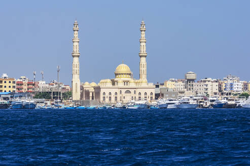 Ägypten, Gouvernement Rotes Meer, Hurghada, Blick auf die Küstenstadt mit Moschee im Hintergrund - THAF03135