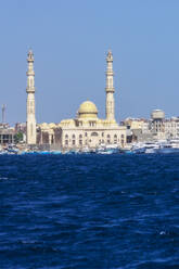 Ägypten, Gouvernement Rotes Meer, Hurghada, Blick auf die Küstenstadt mit Moschee im Hintergrund - THAF03136