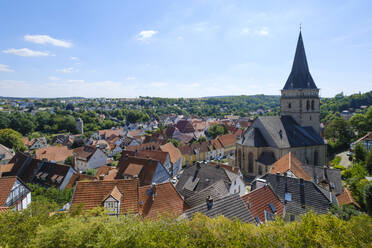 Deutschland, Nordrhein-Westfalen, Warburg, Kirche Sankt Maria Heimsuchung und umliegende Häuser - WIF04619