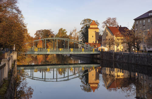 Tschechische Republik, Südböhmische Region, Ceske Budejovice, Eiserne Brücke über den Fluss Malse im Herbst - WWF06236