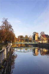 Tschechische Republik, Südböhmische Region, Ceske Budejovice, Eiserne Brücke über den Fluss Malse im Herbst - WWF06237