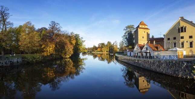 Tschechische Republik, Südböhmische Region, Ceske Budejovice, Panoramablick auf die Malse, die im Herbst durch die Stadt fließt - WWF06239