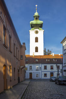 Tschechische Republik, Südböhmische Region, Ceske Budejovice, Altstadtstraße vor der Kirche der Darstellung der seligen Jungfrau Maria - WWF06240