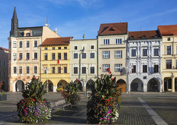 Tschechische Republik, Südböhmische Region, Ceske Budejovice, Premysl Otakar II Platz mit Reihenhäusern im Hintergrund - WWF06244