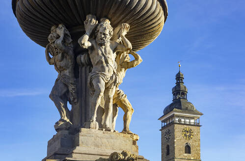 Tschechische Republik, Südböhmische Region, Budweis, Samson-Brunnen auf dem Premysl-Otakar-II-Platz mit dem Schwarzen Turm im Hintergrund - WWF06248