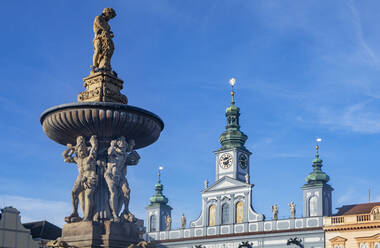 Tschechische Republik, Südböhmische Region, Budweis, Samson-Brunnen auf dem Premysl-Otakar-II-Platz mit Rathaus im Hintergrund - WWF06249