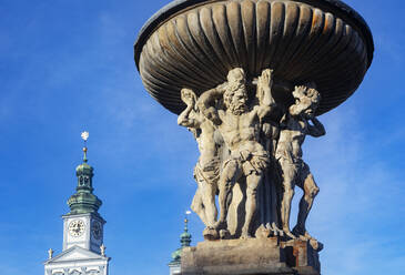 Tschechische Republik, Südböhmische Region, Ceske Budejovice, Samson-Brunnen auf dem Premysl-Otakar-II-Platz mit dem Uhrenturm des Rathauses im Hintergrund - WWF06250