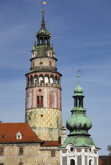 Tschechische Republik, Südböhmische Region, Cesky Krumlov, Türme des Schlosses Cesky Krumlov und die Kirche St. Jost - WWF06254