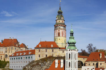 Tschechische Republik, Südböhmische Region, Cesky Krumlov, Altstadthäuser rund um die Türme des Schlosses Cesky Krumlov und die St. Jost-Kirche - WWF06255