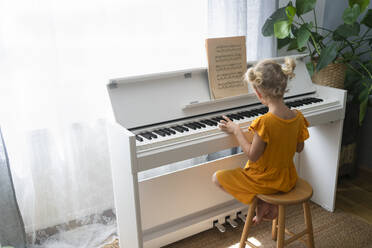 Mädchen übt zu Hause Klavier - SVKF00698