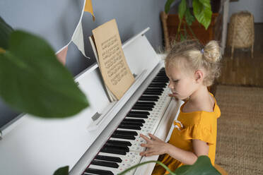 Blondes Mädchen übt Klavier zu Hause - SVKF00709