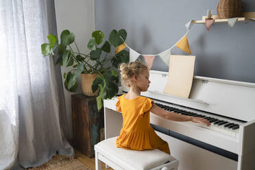 Mädchen übt zu Hause Klavier - SVKF00712