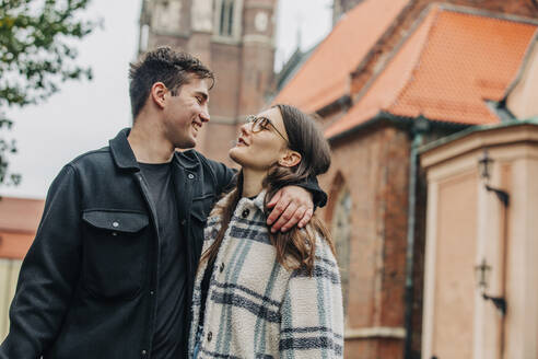 Lächelndes junges Paar sieht sich in der Stadt an - VSNF00096