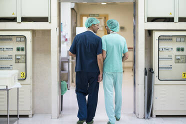 Zwei Chirurgen unterhalten sich im Krankenhaus - ADSF40346