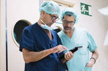 Zwei Chirurgen mit Tablet - ADSF40354