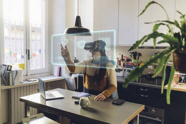 Frau mit VR-Brille berührt transparenten Bildschirm zu Hause - MEUF08583