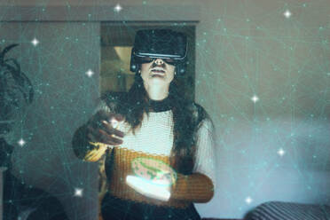 Frau mit Virtual-Reality-Brille im Büro zu Hause - MEUF08584
