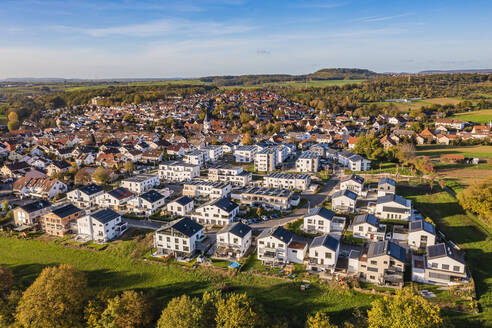 Deutschland, Baden-Württemberg, Waiblingen, Luftaufnahme eines modernen energieeffizienten Stadtteils im Herbst - WDF07126