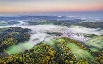 Deutschland, Baden-Württemberg, Drohnenansicht des Wieslauftals bei nebligem Herbstsonnenaufgang - STSF03661