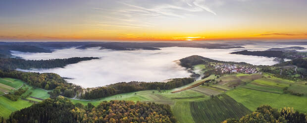 Deutschland, Baden-Württemberg, Drohnenpanorama des Wieslauftals bei nebligem Herbstsonnenaufgang - STSF03662