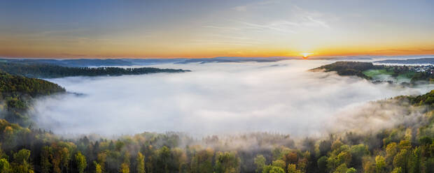 Deutschland, Baden-Württemberg, Drohnenpanorama des in dichten Herbstnebel gehüllten Wieslauftals bei Sonnenaufgang - STSF03664