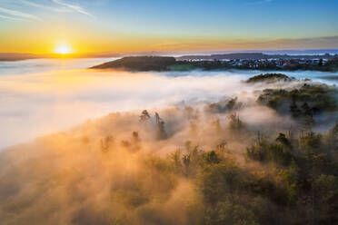 Deutschland, Baden-Württemberg, Drohnenansicht des in dichten Herbstnebel gehüllten Wieslauftals bei Sonnenaufgang - STSF03665