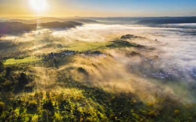 Deutschland, Baden-Württemberg, Drohnenansicht des in dichten Herbstnebel gehüllten Wieslauftals bei Sonnenaufgang - STSF03667