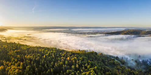 Deutschland, Baden-Württemberg, Drohnenpanorama des in dichten Herbstnebel gehüllten Wieslauftals in der Morgendämmerung - STSF03668