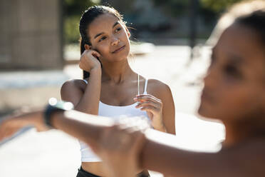 Teenager-Mädchen mit Freundin beim Sport an einem sonnigen Tag - JSRF02298