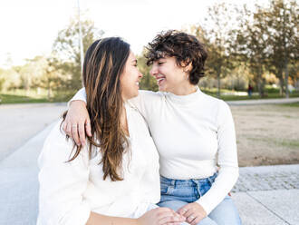 Junge lesbische Frauen, die sich gegenseitig angucken - AMRF00159