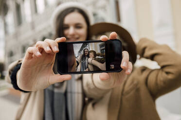 Selfie of mother and daughter on smart phone screen - VIVF00177