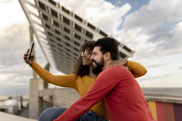 Glückliches junges Paar nimmt Selfie durch Smartphone - JCCMF08010