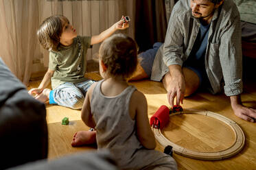 Vater und Söhne verbringen ihre Freizeit mit Spielzeugen zu Hause - ANAF00531