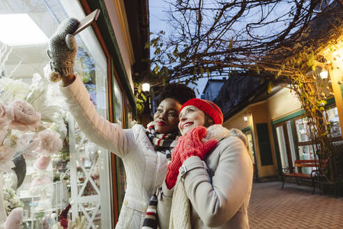 Multirassische Freunde machen ein Selfie mit ihrem Smartphone auf der Straße - OSF01143