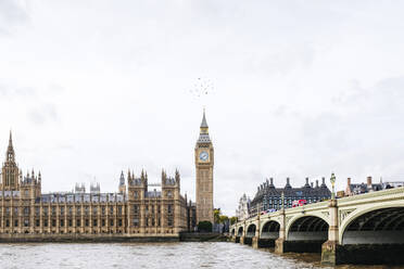 UK, England, London, Westminster Bridge mit Palace of Westminster im Hintergrund - ASGF03097