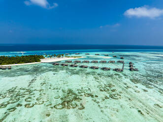 Malediven, Kaafu-Atoll, Luftaufnahme der Resort-Bungalows auf der Insel Lankanfushi - AMF09648