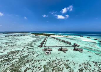 Malediven, Kaafu-Atoll, Luftaufnahme der Resort-Bungalows auf der Insel Lankanfushi - AMF09649